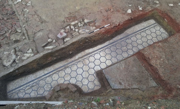 Илл. 6. Фрагмент древнеримского мозаичного пола в начале раскопок. 2014.jpg