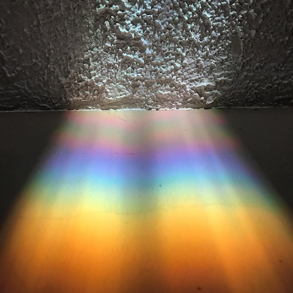Свет с разной длиной волны по-разному преломляется стеклянной призмой, благодаря этому эффекту мы можем с лёгкостью наблюдать спектр солнечного света. Фото: Tim Brauhn/Flickr.com 