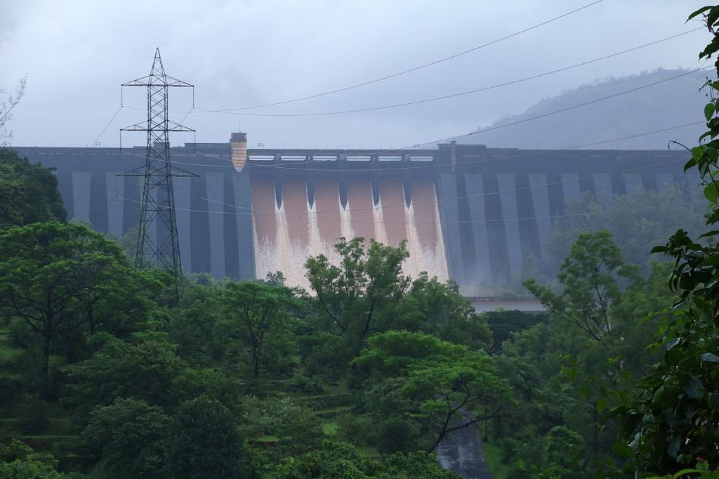 Water_being_released_from_the_gates_of_Koyana_Dam_in_Satara_district,_Maharashtra,_India.jpg