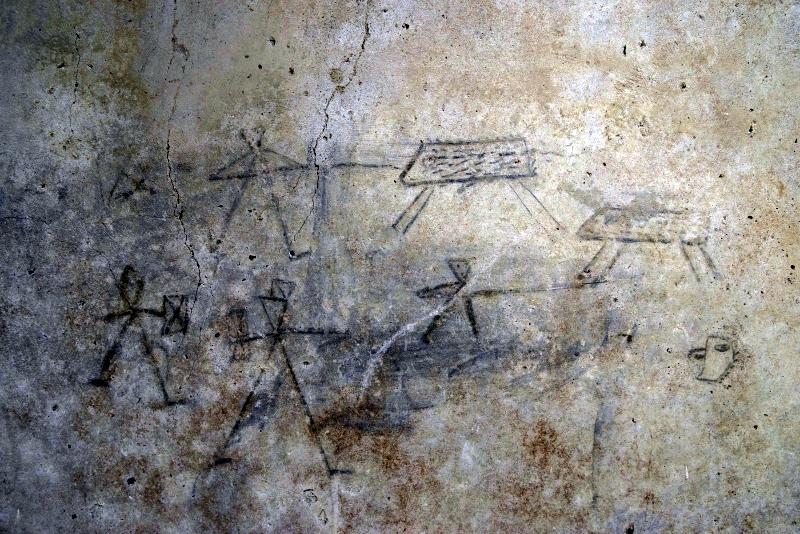 7_Сюжетные сцены в виде граффити на стене двора.jpg