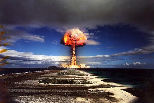 Термоядерный взрыв на атолле Фангатауфа (испытания Канопус), 1968 г. (Фото Pierre J. / Flickr.com.)